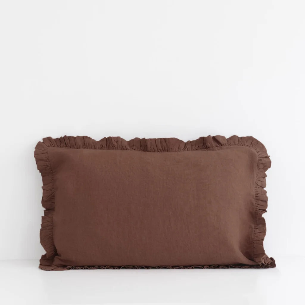 Leinen Kissenhülle mit Rüschen in Schokolade Braun von Linen Tales Größe 40x80 cm