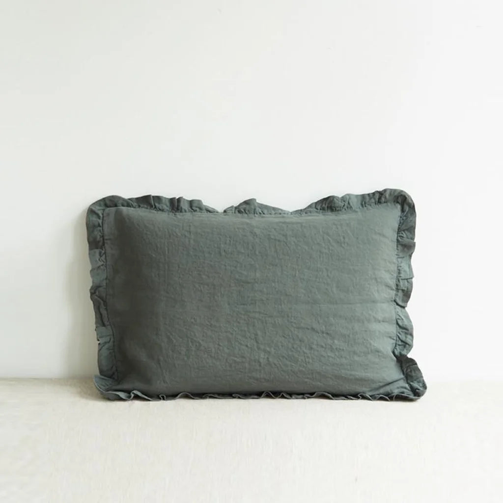 Leinen Kissenhülle mit Rüschen in Waldgrün Grün von Linen Tales Größe 50x70 cm