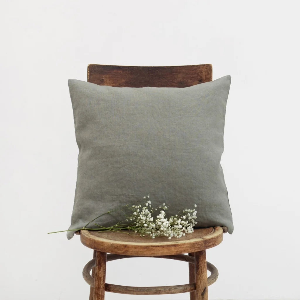 Leinen Kissenhülle rechteckig in Khaki Grün von Linen Tales Größe 40x60 cm