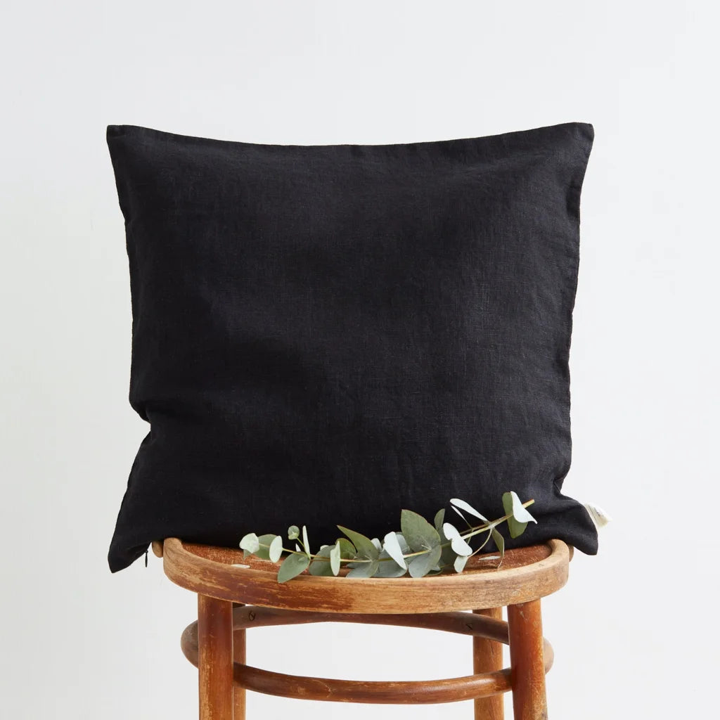 Leinen Kissenhülle rechteckig in Schwarz von Linen Tales Größe 40x80 cm