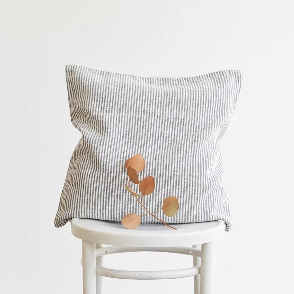 Leinen Kissenhülle Streifen in Weiß+Anthrazit Weiß+Grau Muster Streifen von Linen Tales Größe 45x45 cm
