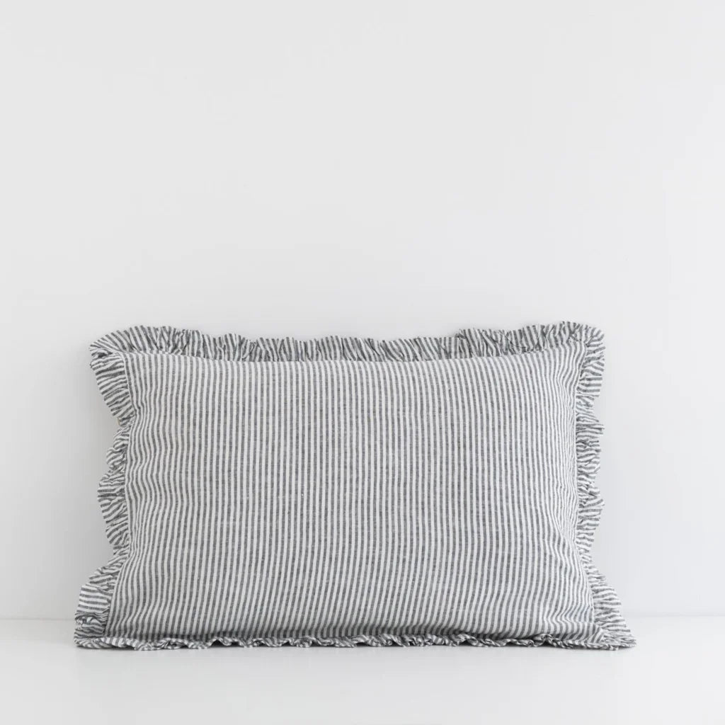 Leinen Kissenhülle Streifen mit Rüschen in Weiß+Anthrazit Weiß+Grau Muster Streifen von Linen Tales Größe 40x80 cm