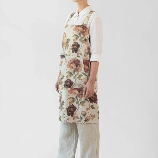 Leinen Pinafore-Schürze Blumen in Creme+Aubergine+Olive Creme+Beere+Grün Muster Blumen von Linen Tales Größe 114 cm breit+ 83 cm lang