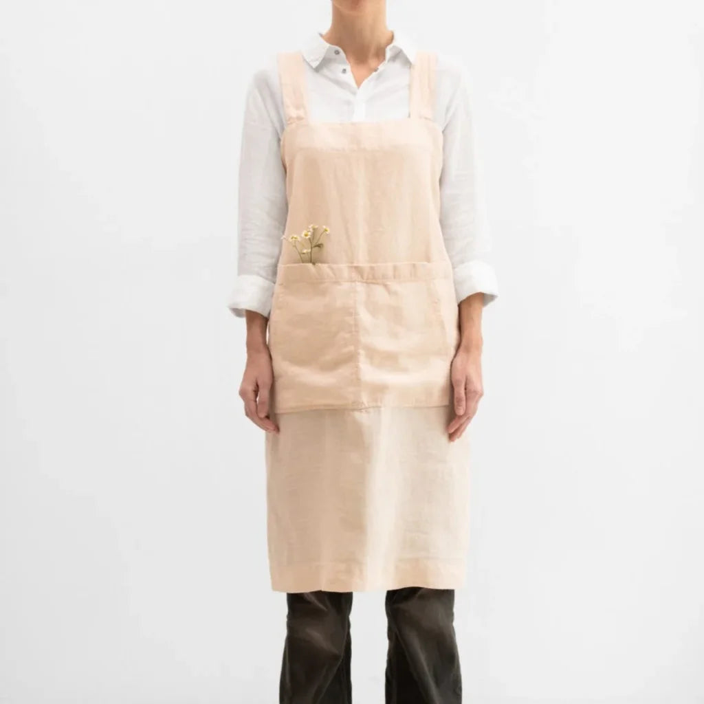 Leinen Pinafore-Schürze in Sand von Linen Tales Größe 114 cm breit+ 83 cm lang