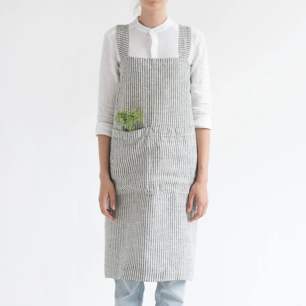 Leinen Pinafore-Schürze Streifen in Weiß+Anthrazit Weiß+Grau Muster Streifen von Linen Tales Größe 114 cm breit+ 83 cm lang