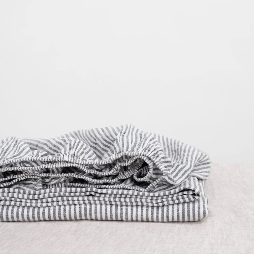 Leinen Spannbettlaken Streifen für Matratzen in Standardgröße - Einzelbett in Weiß+Anthrazit Weiß+Grau Muster Streifen von Linen Tales Größe 90x200 cm