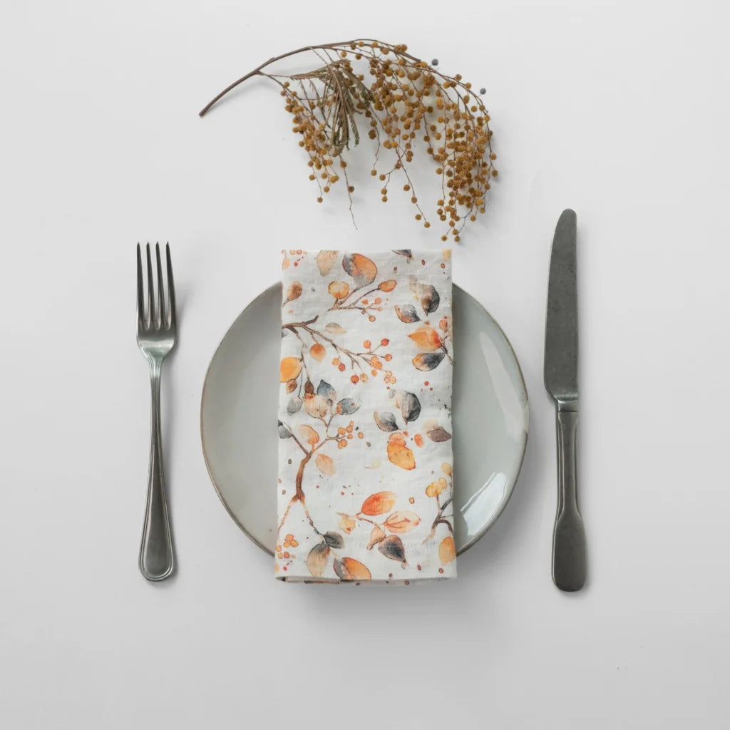 Leinen Stoffserviette Blätter 2er-Pack in Weiß+Orange+Grau Muster Blätter von Linen Tales Größe 50x50 cm