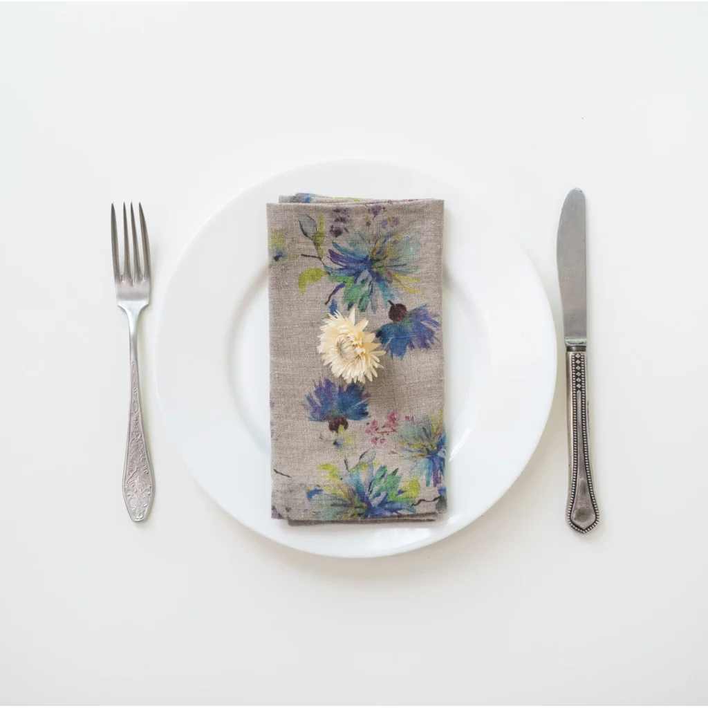 Leinen Stoffserviette Blumen 2er-Pack in Creme+Blau Muster Blumen von Linen Tales Größe 55x55 cm