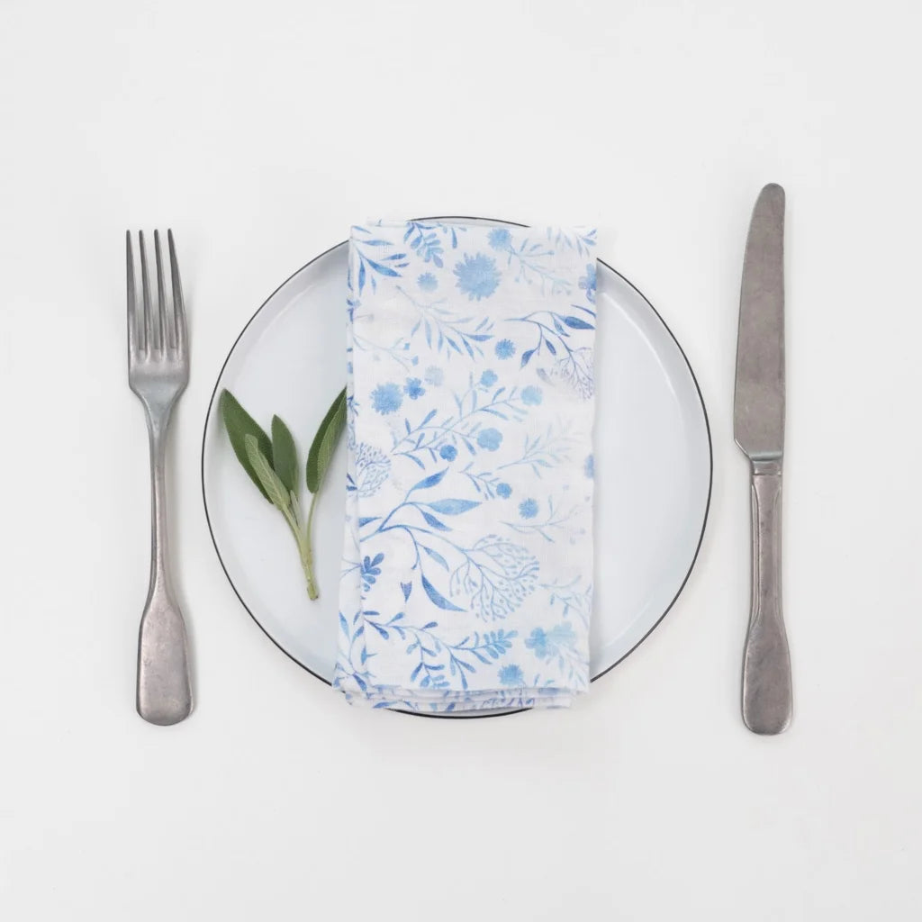 Leinen Stoffserviette Blumen 2er-Pack in Weiß+Blau Muster Blumen von Linen Tales Größe 40x40 cm
