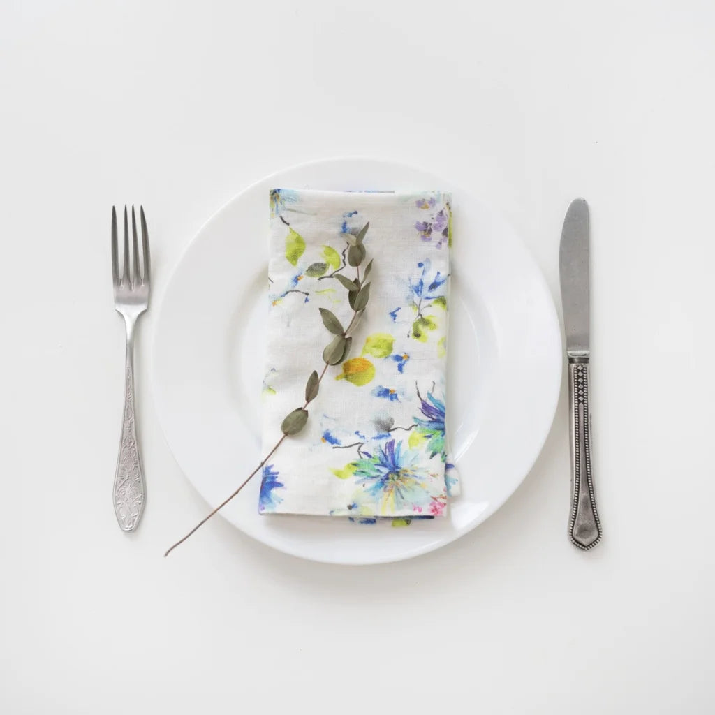 Leinen Stoffserviette Blumen 2er-Pack in Weiß+Blau Muster Blumen von Linen Tales Größe 55x55 cm