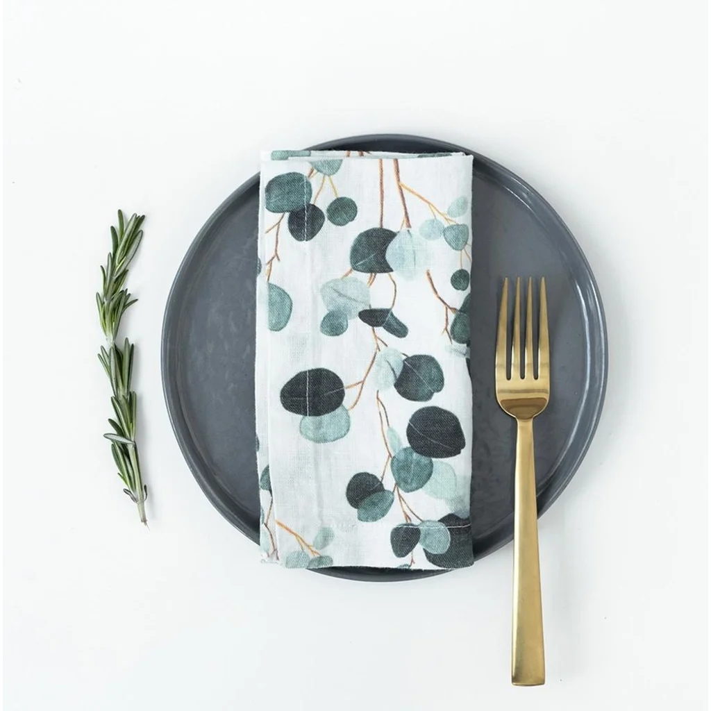 Leinen Stoffserviette Eukalyptus 2er-Pack in Weiß+Grün+Dunkelgrün Weiß+Grün+Grün Muster Eukalyptus von Linen Tales Größe 55x55 cm