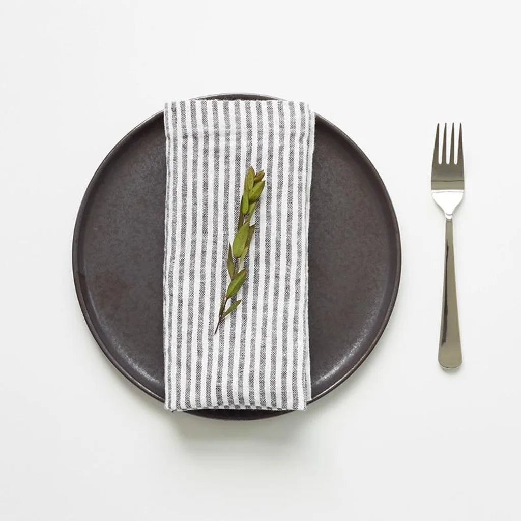 Leinen Stoffserviette Streifen 2er-Pack in Weiß+Anthrazit Weiß+Grau Muster Streifen von Linen Tales Größe 55x55 cm