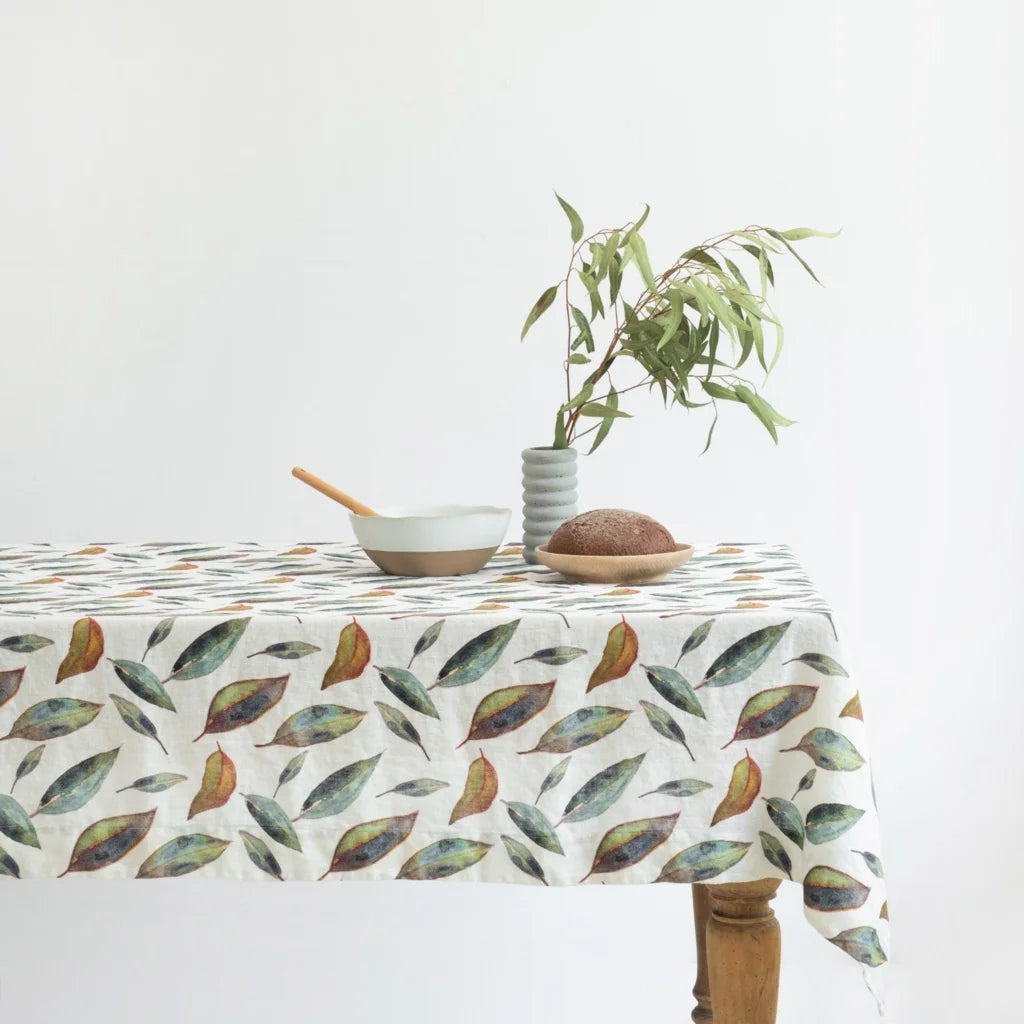 Leinen Tischdecke Blätter in Weiß+Grün+Orange Muster Blätter von Linen Tales Größe 140x140 cm