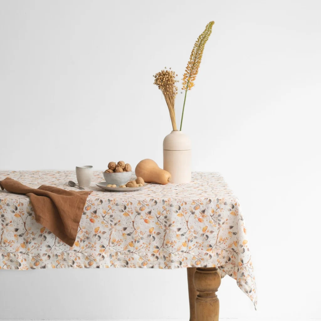 Leinen Tischdecke Blätter in Weiß+Orange+Grau Muster Blätter von Linen Tales Größe 140x140 cm