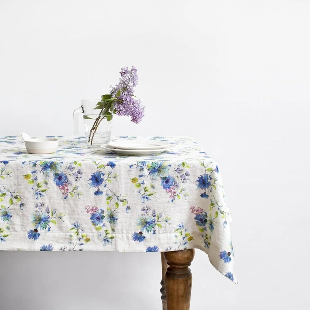 Leinen Tischdecke Blumen in Weiß+Blau Muster Blumen von Linen Tales Größe 140x250 cm