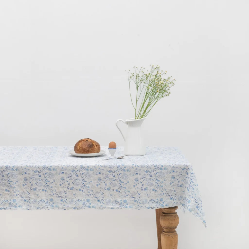 Leinen Tischdecke Blumen in Weiß+Blau Muster Blumen von Linen Tales Größe 140x380 cm