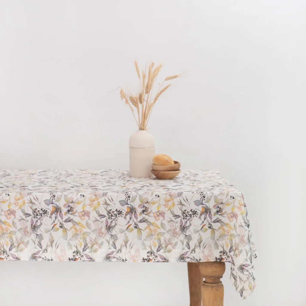 Leinen Tischdecke Blumen in Weiß+Flieder+Gelb Weiß+Lila+Gelb Muster Blumen von Linen Tales Größe 140x300 cm