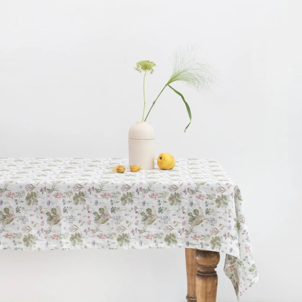 Leinen Tischdecke Botanik in Weiß+Rosa+Grün+Braun Muster Botanik von Linen Tales Größe 140x250 cm