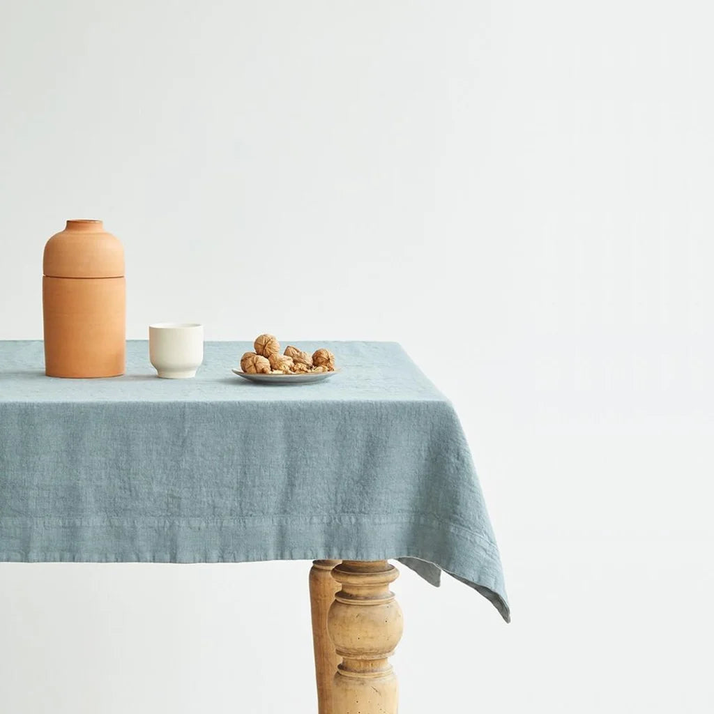 Leinen Tischdecke in Taubenblau Blau von Linen Tales Größe 140x250 cm