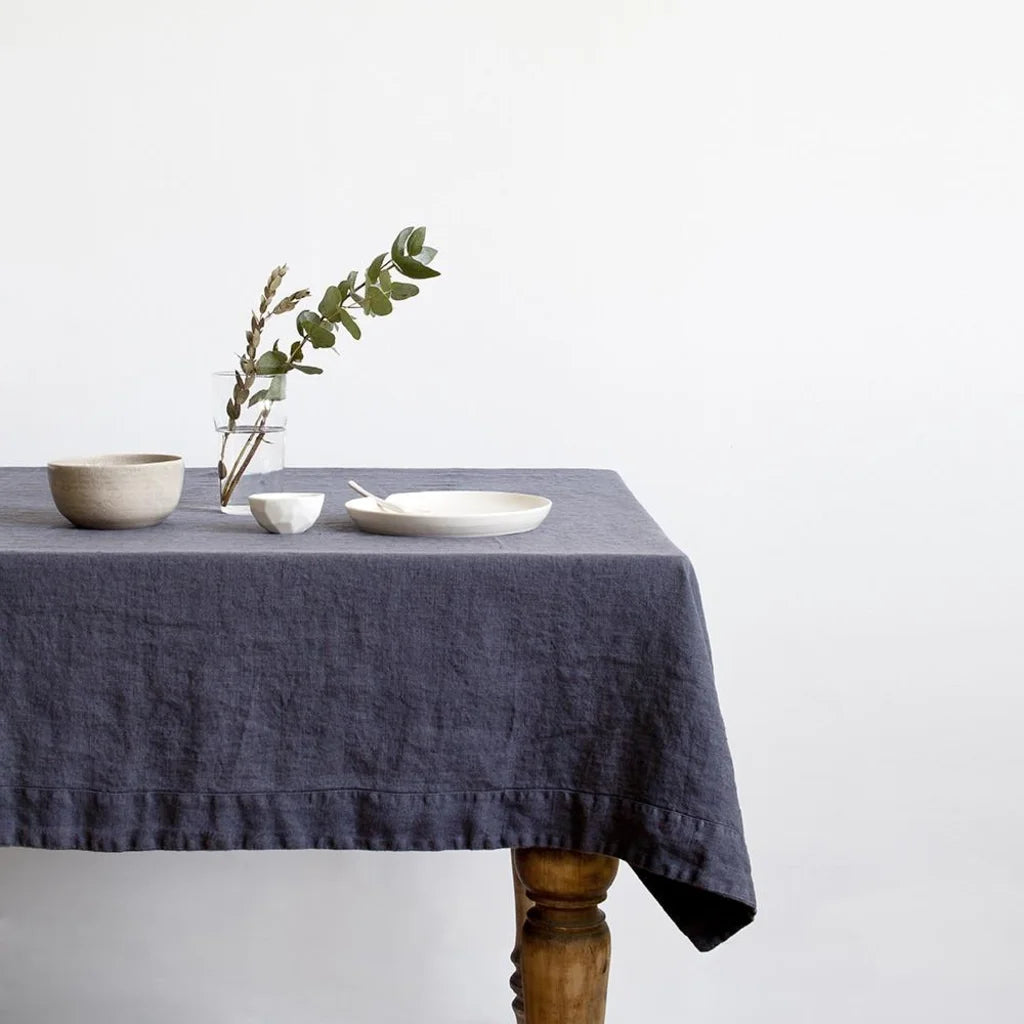 Leinen Tischdecke in Übergröße in Anthrazit Grau von Linen Tales Größe 140x350 cm