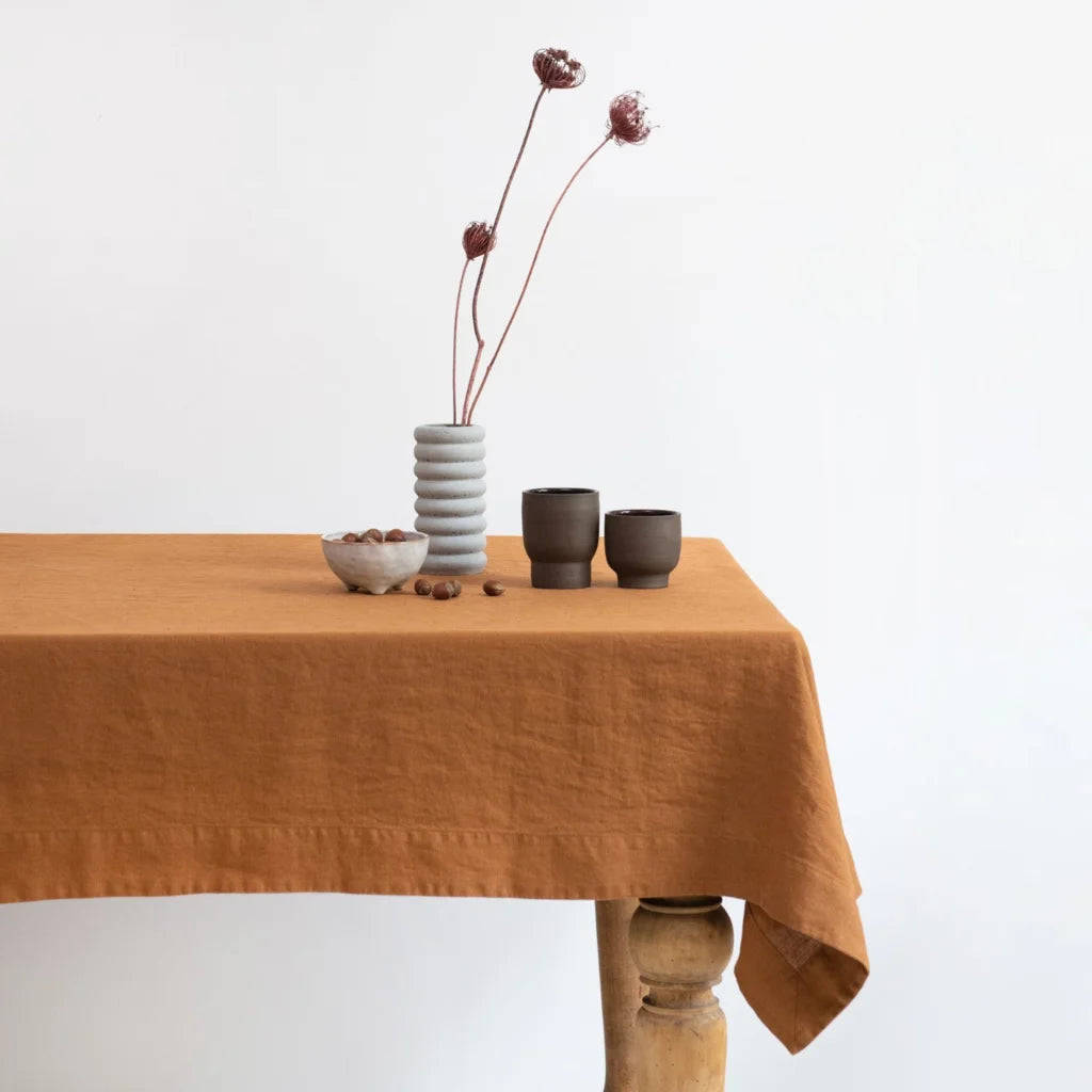 Leinen Tischdecke in Übergröße in Haselnuss Braun von Linen Tales Größe 140x350 cm