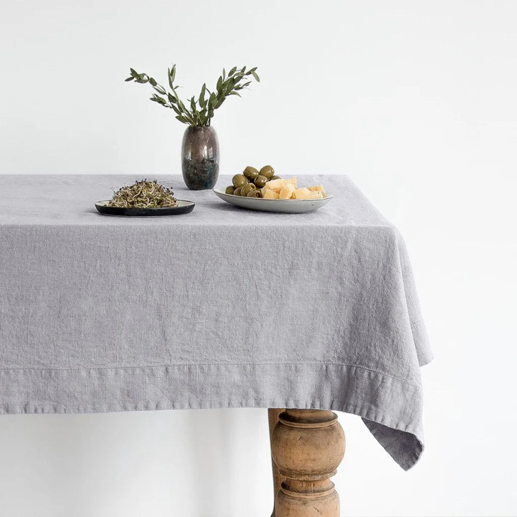 Leinen Tischdecke in Übergröße in Hellgrau Grau von Linen Tales Größe 140x350 cm