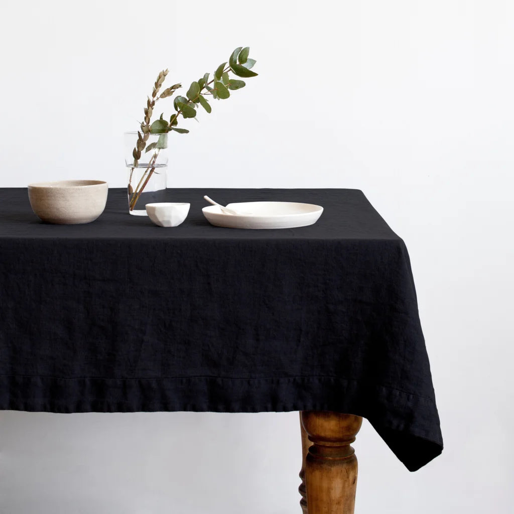 Leinen Tischdecke in Übergröße in Schwarz von Linen Tales Größe 140x300 cm