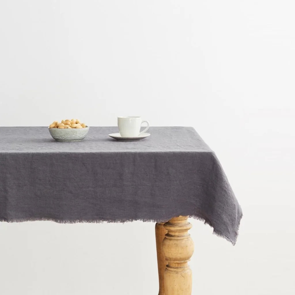 Leinen Tischdecke mit Fransen in Anthrazit Grau von Linen Tales Größe 140x250 cm
