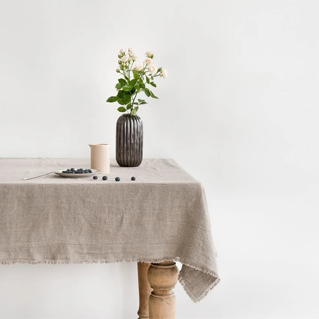 Leinen Tischdecke mit Fransen in Beige von Linen Tales Größe 140x350 cm