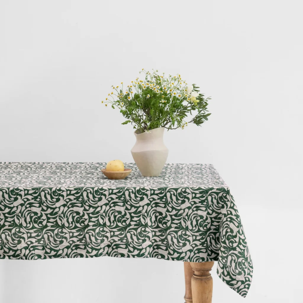 Leinen Tischdecke Ranke in Grün+Beige Muster Ranke von Linen Tales Größe 140x380 cm