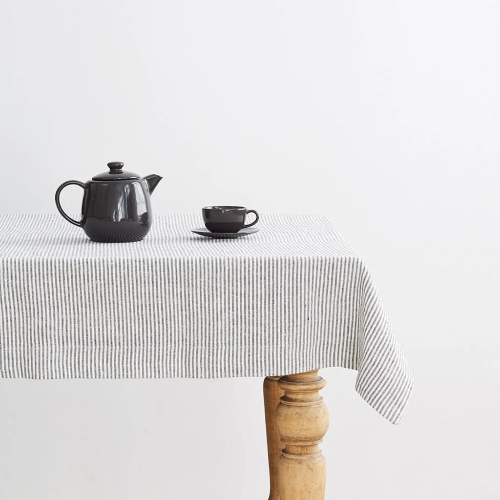 Leinen Tischdecke Streifen in Weiß+Anthrazit Weiß+Grau Muster Streifen von Linen Tales Größe 140x140 cm