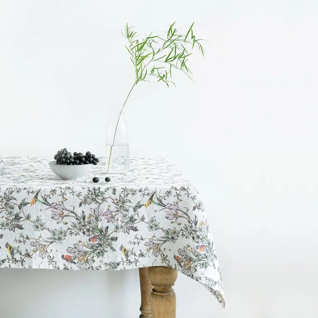 Leinen Tischdecke Vögel in Weiß+Flieder+Grün Weiß+Lila+Grün Muster Vögel von Linen Tales Größe 140x140 cm