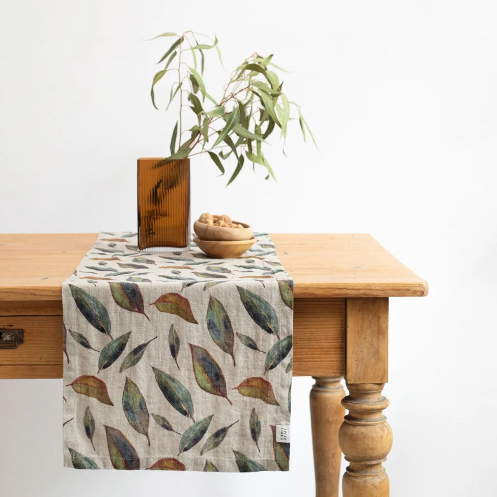 Leinen Tischläufer Blätter in Creme+Grün+Orange Muster Blätter von Linen Tales Größe 40x150 cm
