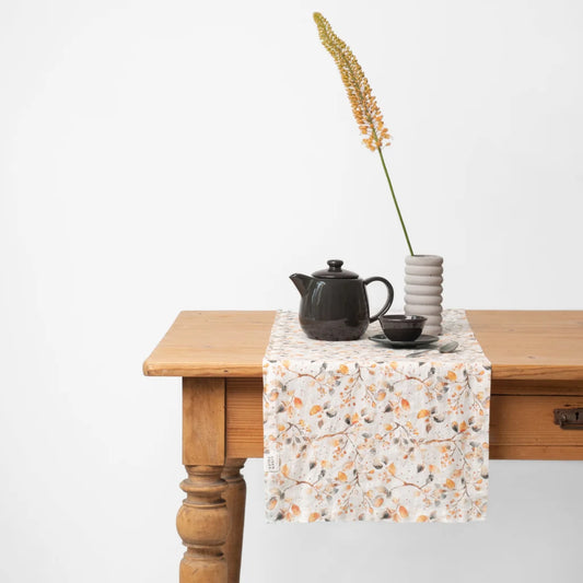 Leinen Tischläufer Blätter in Weiß+Orange+Grau Muster Blätter von Linen Tales Größe 40x200 cm