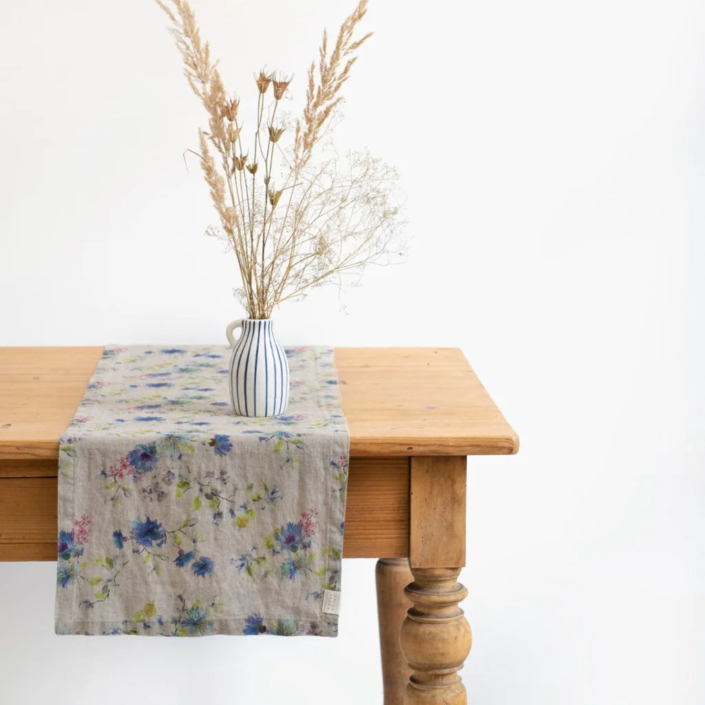 Leinen Tischläufer Blumen in Creme+Blau Muster Blumen von Linen Tales Größe 40x150 cm