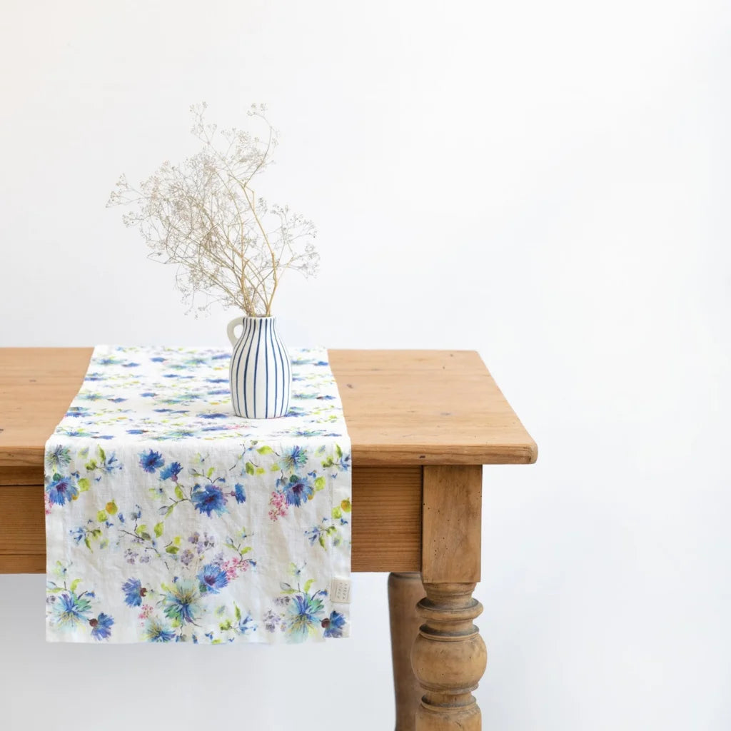 Leinen Tischläufer Blumen in Weiß+Blau Muster Blumen von Linen Tales Größe 40x200 cm