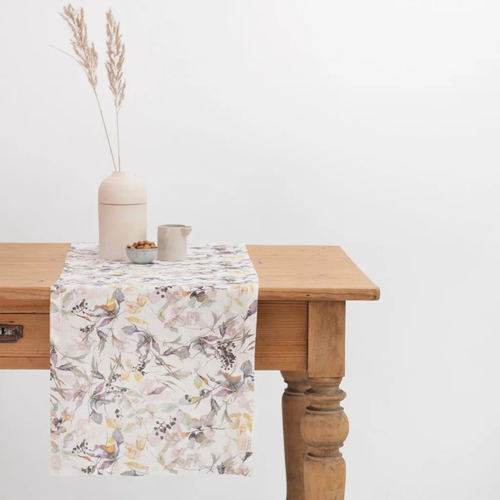 Leinen Tischläufer Blumen in Weiß+Flieder+Gelb Weiß+Lila+Gelb Muster Blumen von Linen Tales Größe 40x150 cm