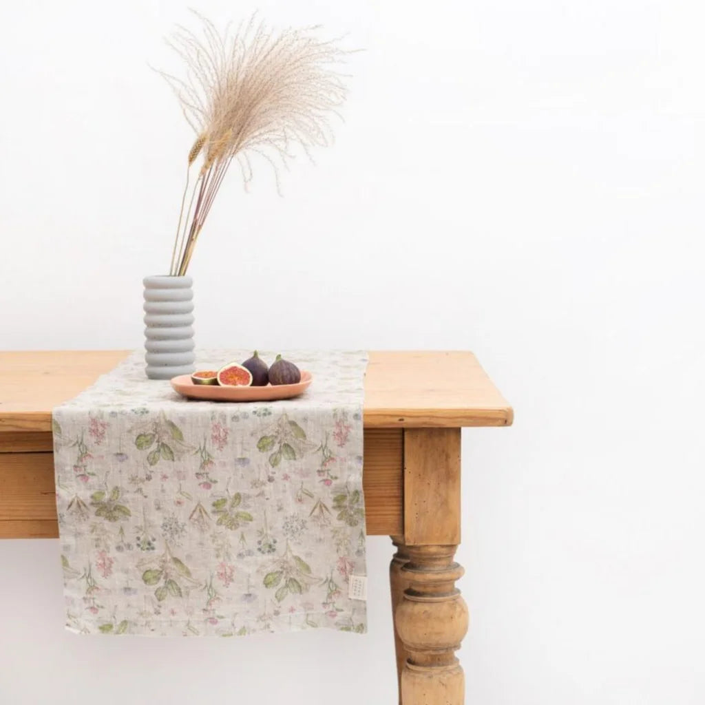Leinen Tischläufer Botanik in Creme+Rosa+Grün+Braun Muster Botanik von Linen Tales Größe 40x200 cm