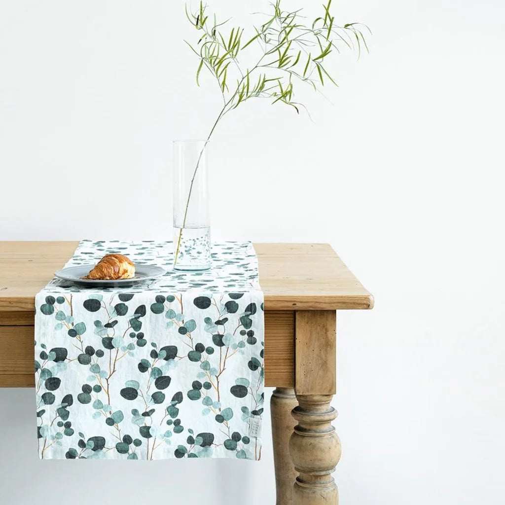 Leinen Tischläufer Eukalyptus in Weiß+Grün+Dunkelgrün Weiß+Grün+Grün Muster Eukalyptus von Linen Tales Größe 40x150 cm