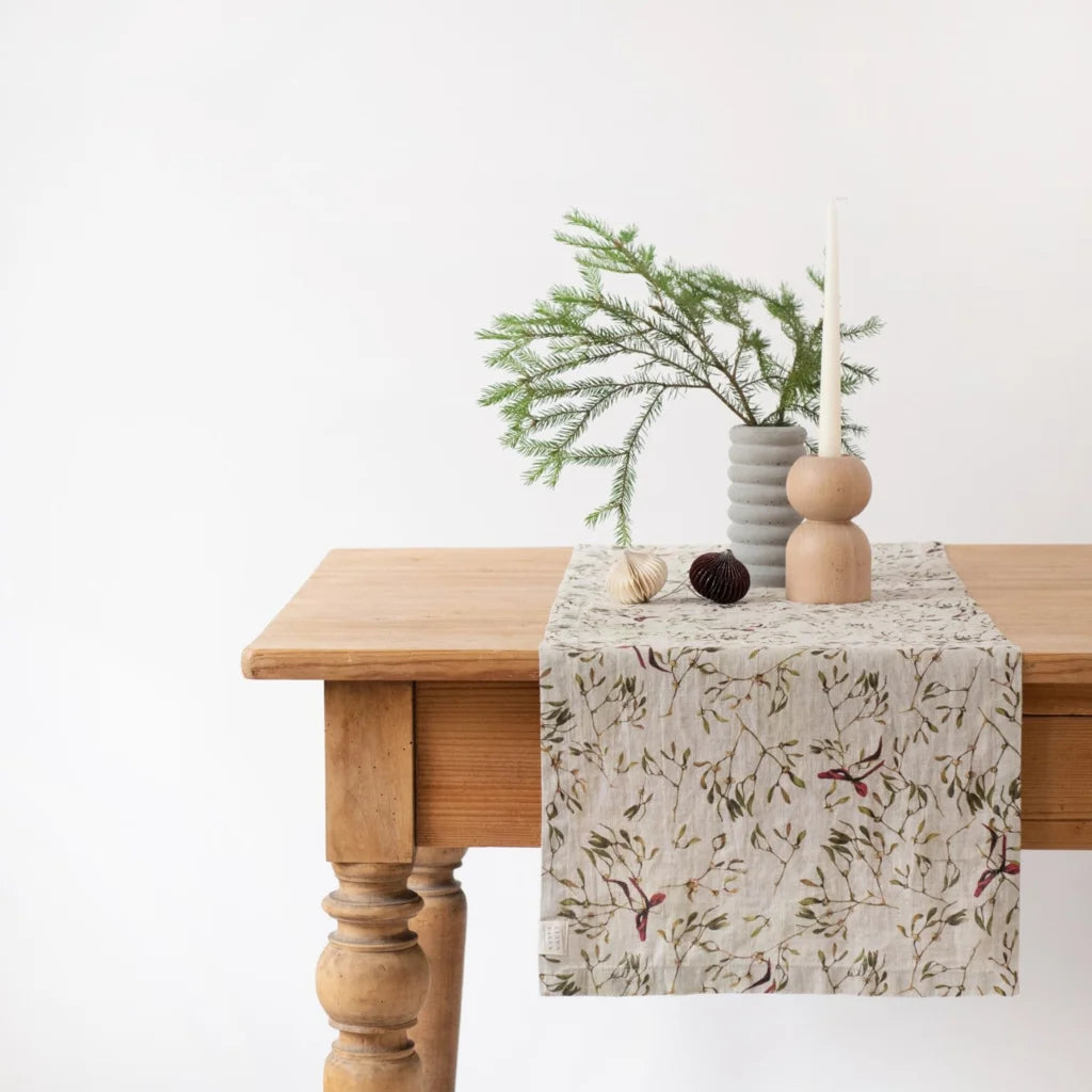 Leinen Tischläufer Mistelzweige in Creme+Olive+Dunkelrot Creme+Grün+Rot Muster Mistelzweige von Linen Tales Größe 40x150 cm