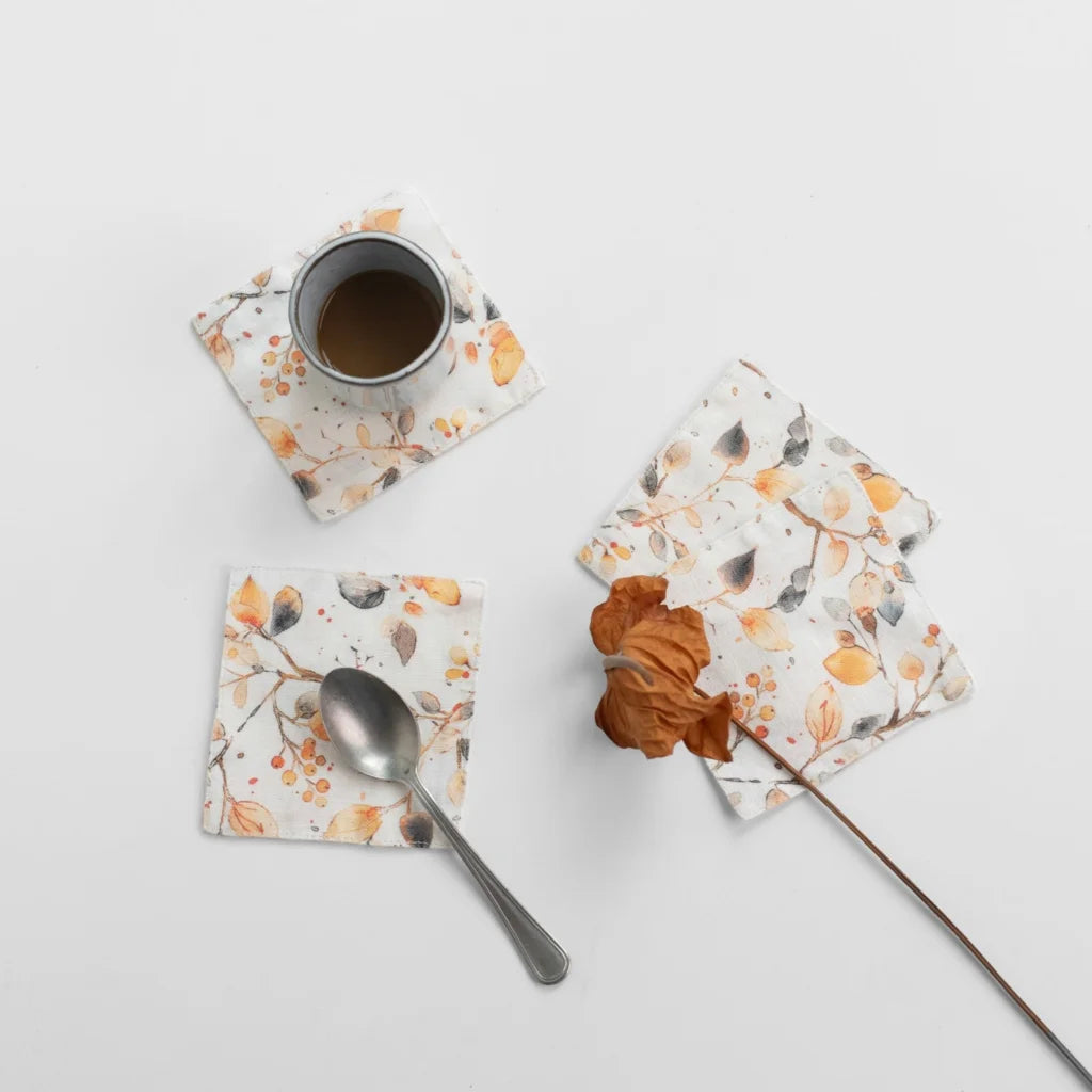 Leinen Untersetzer Blätter 4er-Pack in Weiß+Orange+Grau Muster Blätter von Linen Tales Größe 10x10 cm