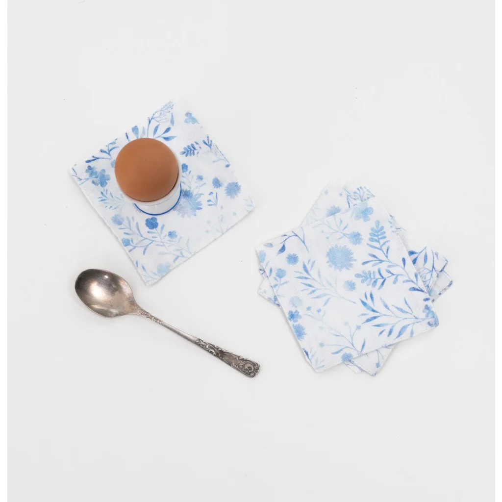 Leinen Untersetzer Blumen 4er-Pack in Weiß+Blau Muster Blumen von Linen Tales Größe 15x15 cm