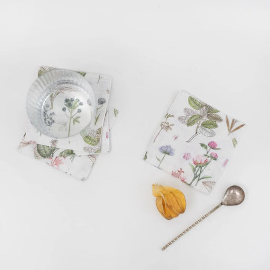 Leinen Untersetzer Botanik 4er-Pack in Weiß+Rosa+Grün+Braun Muster Botanik von Linen Tales Größe 10x10 cm