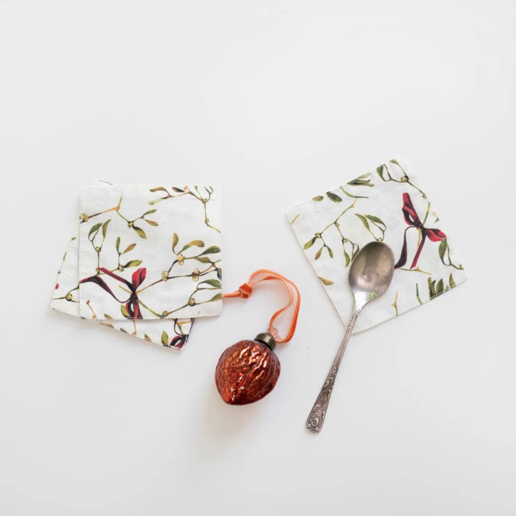 Leinen Untersetzer Mistelzweige 4er-Pack in Weiß+Olive+Dunkelrot Weiß+Grün+Rot Muster Mistelzweige von Linen Tales Größe 10x10 cm