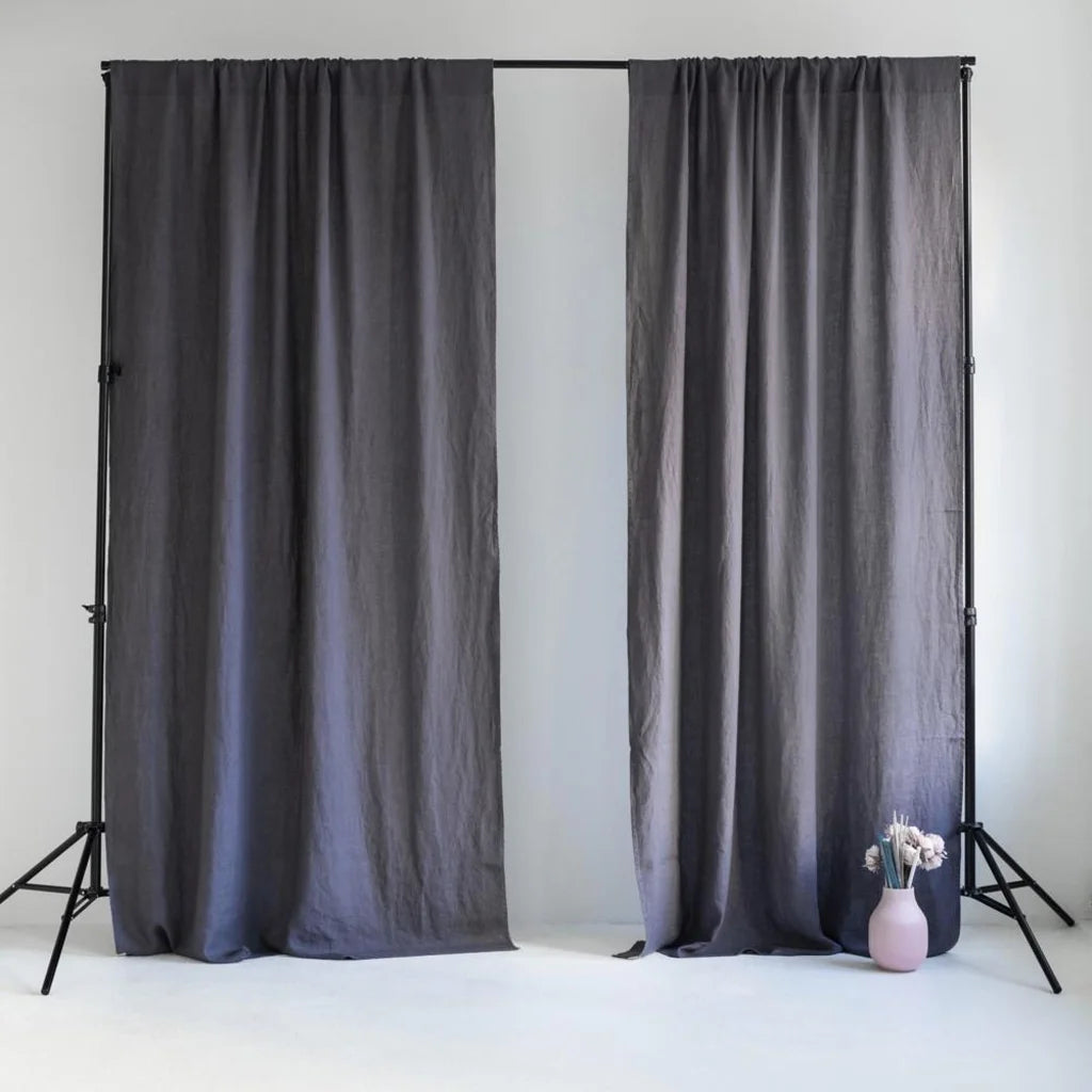Leinen Verdunkelungsvorhang mit Tunnel 2er-Set in Anthrazit Grau von Linen Tales Größe 140x170 cm