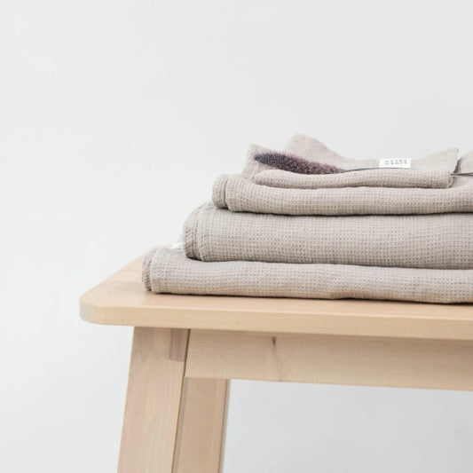 Leinen Waffelpiqué Duschtuch in Beige von Linen Tales Größe 75x125 cm