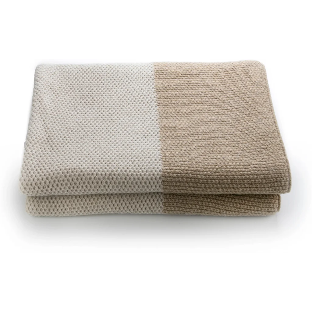 Merino Strick Decke in Creme+Beige von Erika Vaitkute Größe 150x200 cm