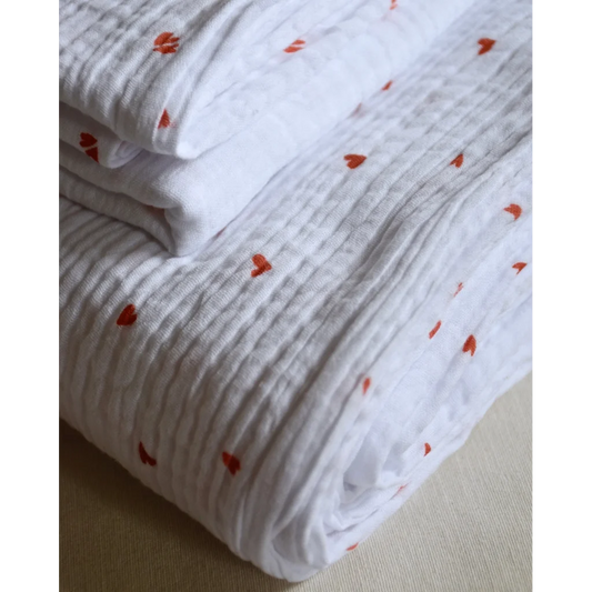 Musselin Baby-+Kinder-Bettwäsche Herz Garnitur in Weiß+Rot Muster Herz von hutch&putch Größe 100x135 + 40x60 cm