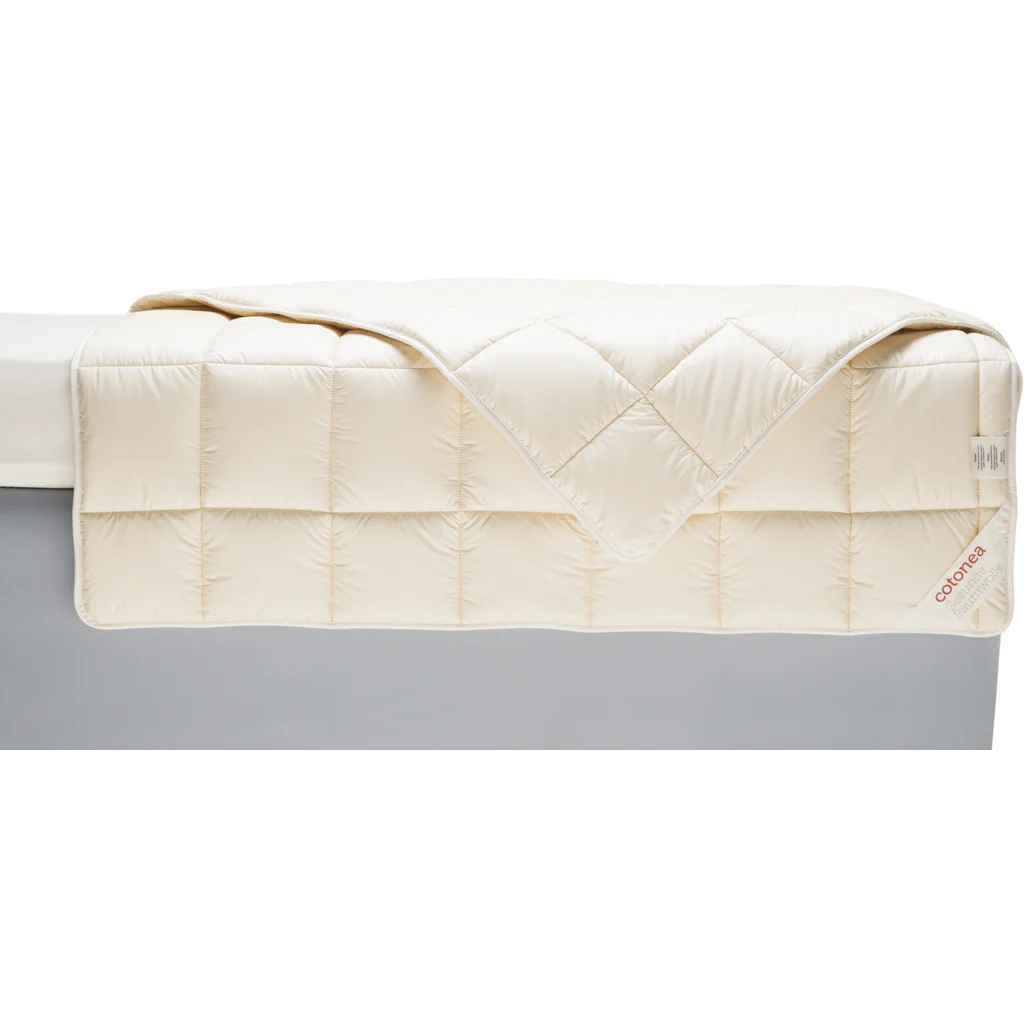 Bio Ganzjahresbettdecke mit Füllung Baumwolle in Creme von Cotonea Größe 200x200 cm