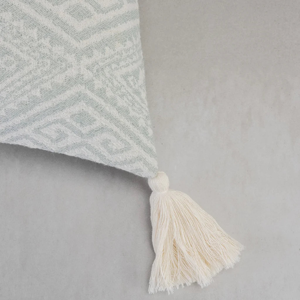 Bio Jacquard Kissenhülle mit Quasten in Mint+Creme Grün+Creme Muster Jacquard von Jean&Len Größe 45x45 cm